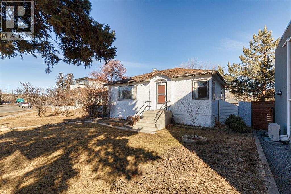 2820 Parkdale Boulevard Nw, Calgary, AB - Outdoor