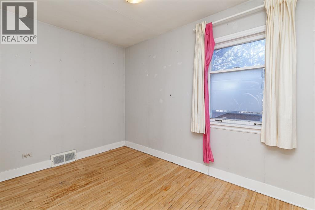 2820 Parkdale Boulevard Nw, Calgary, AB - Indoor Photo Showing Other Room
