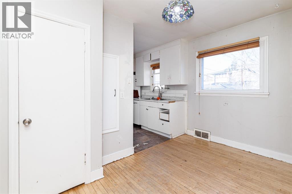 2820 Parkdale Boulevard Nw, Calgary, AB - Indoor Photo Showing Other Room