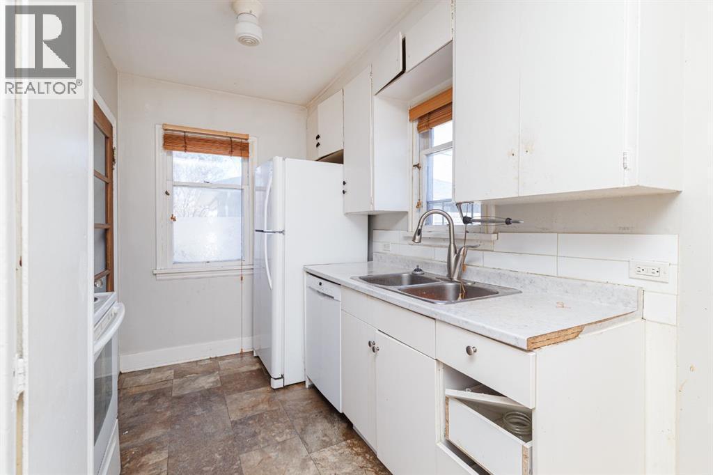 2820 Parkdale Boulevard Nw, Calgary, AB - Indoor Photo Showing Kitchen With Double Sink