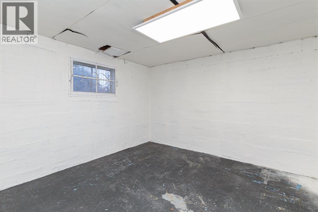 2820 Parkdale Boulevard Nw, Calgary, AB - Indoor Photo Showing Other Room