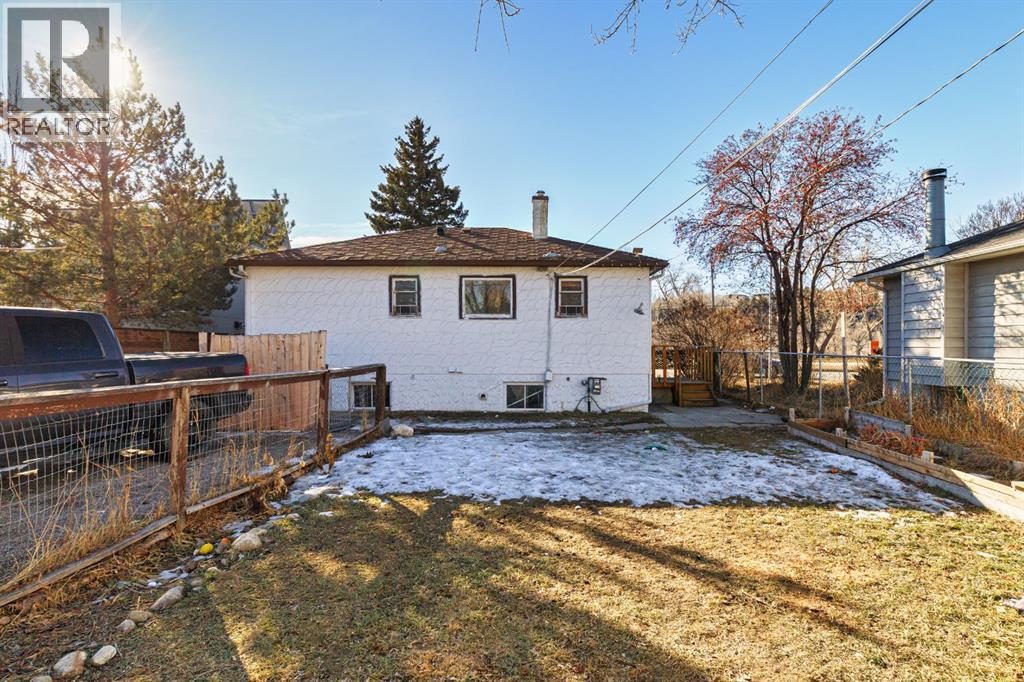 2820 Parkdale Boulevard Nw, Calgary, AB - Outdoor