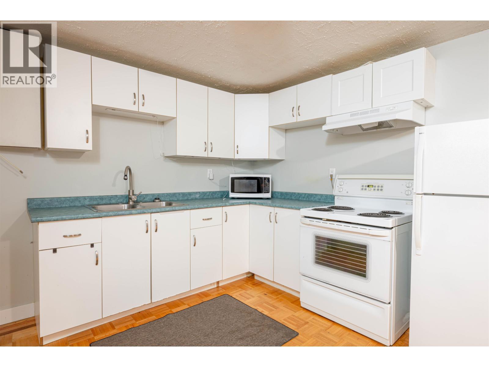 1601 Gorse Street, Prince George, BC - Indoor Photo Showing Kitchen With Double Sink