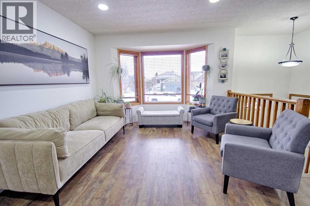 46 Heritage Crescent W, Lethbridge, AB - Indoor Photo Showing Living Room