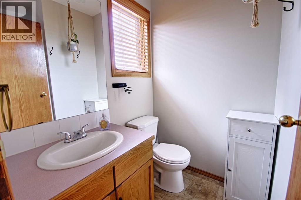 46 Heritage Crescent W, Lethbridge, AB - Indoor Photo Showing Bathroom