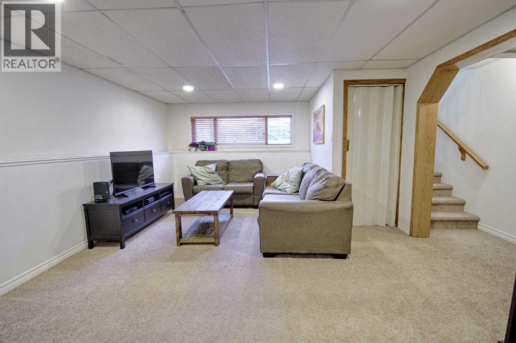 46 Heritage Crescent W, Lethbridge, AB - Indoor Photo Showing Other Room