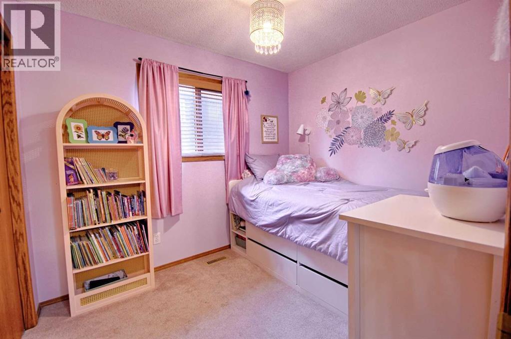 46 Heritage Crescent W, Lethbridge, AB - Indoor Photo Showing Bedroom