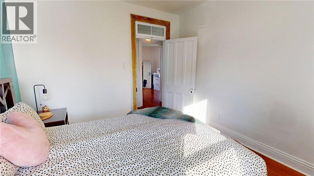132 Ferguson Avenue N, Hamilton, ON - Indoor Photo Showing Bedroom