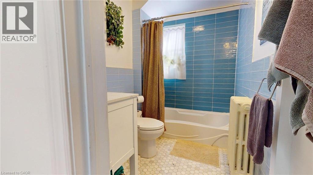 132 Ferguson Avenue N, Hamilton, ON - Indoor Photo Showing Bathroom