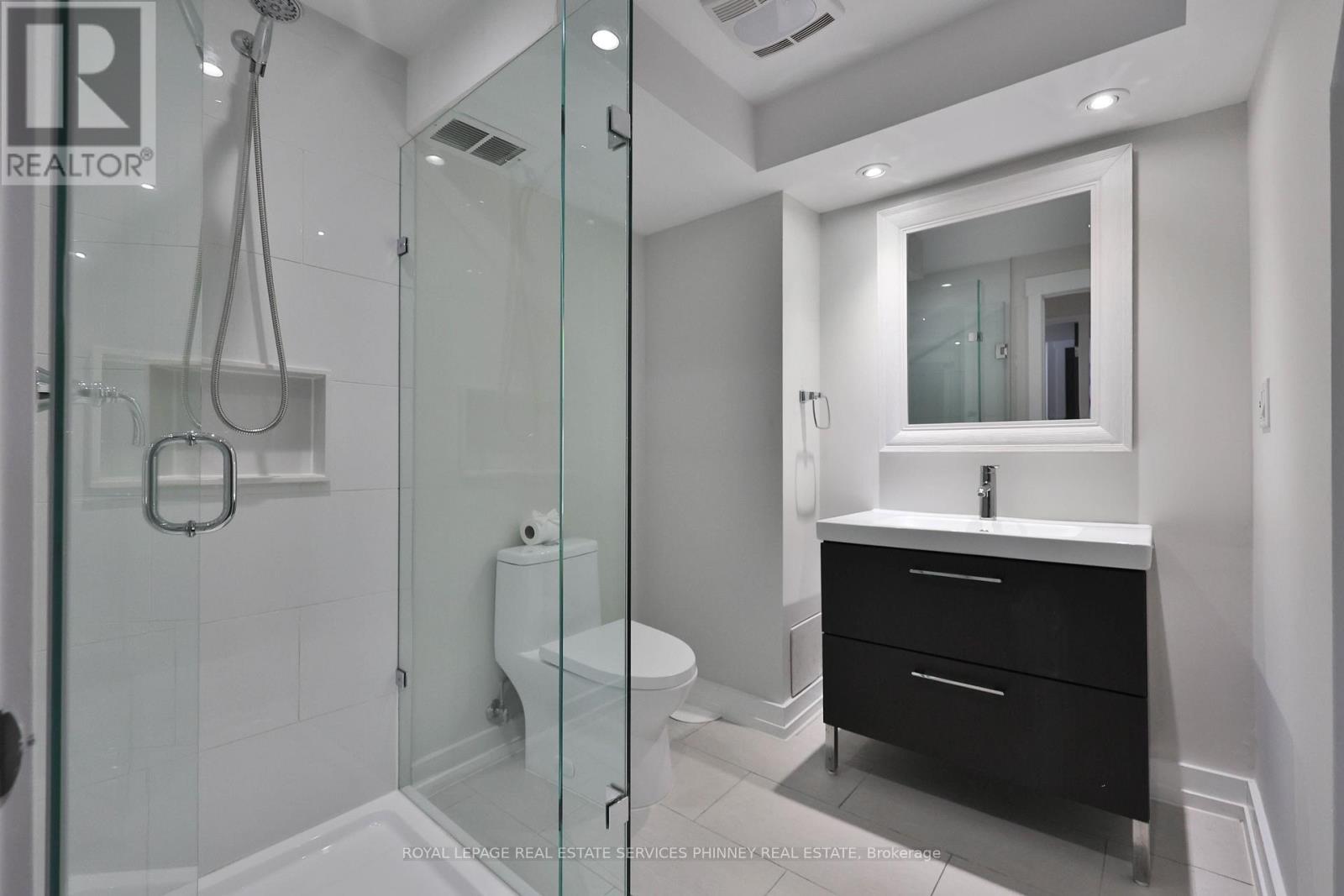 256 Walter Avenue S, Hamilton, ON - Indoor Photo Showing Bathroom