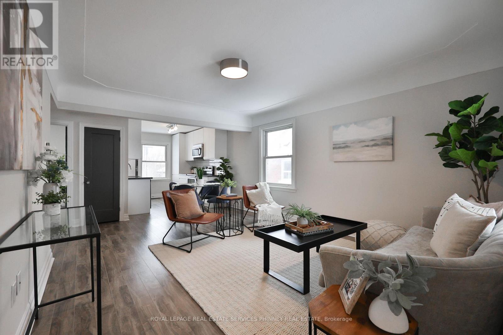 256 Walter Avenue S, Hamilton, ON - Indoor Photo Showing Living Room