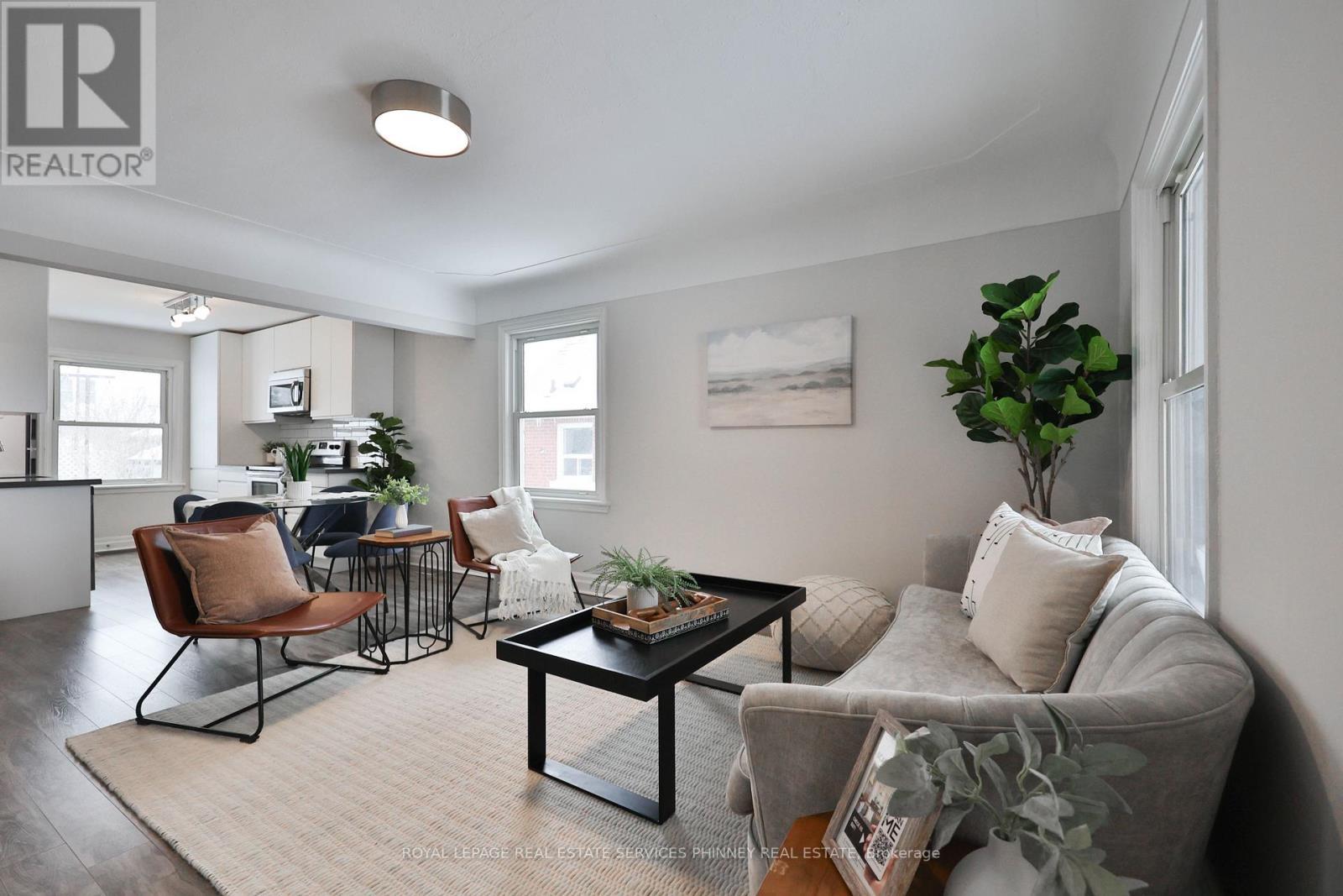 256 Walter Avenue S, Hamilton, ON - Indoor Photo Showing Living Room