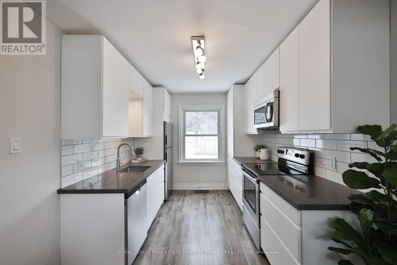 256 Walter Avenue S, Hamilton, ON - Indoor Photo Showing Kitchen With Upgraded Kitchen