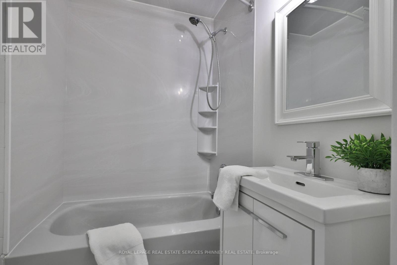 256 Walter Avenue S, Hamilton, ON - Indoor Photo Showing Bathroom