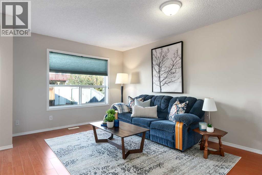 419 Coventry Road Ne, Calgary, AB - Indoor Photo Showing Living Room
