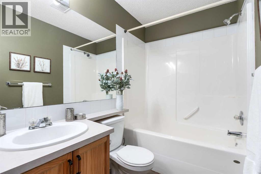 419 Coventry Road Ne, Calgary, AB - Indoor Photo Showing Bathroom