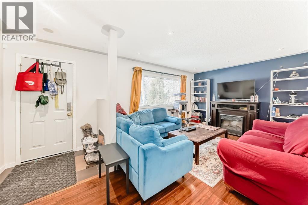 176 Hendon Drive Nw, Calgary, AB - Indoor Photo Showing Living Room
