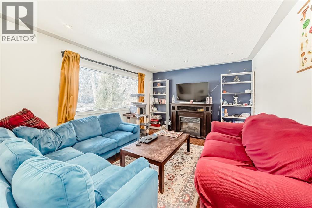 176 Hendon Drive Nw, Calgary, AB - Indoor Photo Showing Living Room