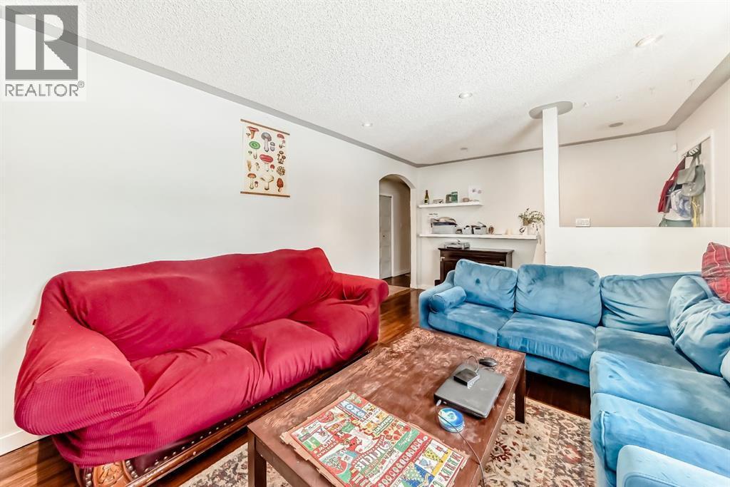 176 Hendon Drive Nw, Calgary, AB - Indoor Photo Showing Living Room