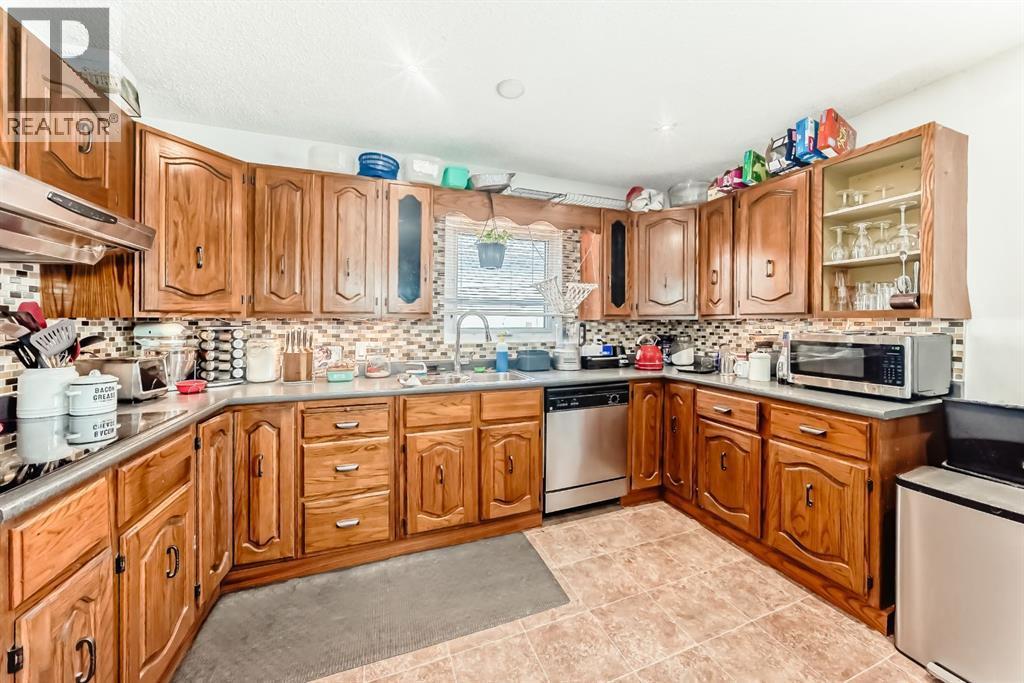 176 Hendon Drive Nw, Calgary, AB - Indoor Photo Showing Kitchen With Upgraded Kitchen