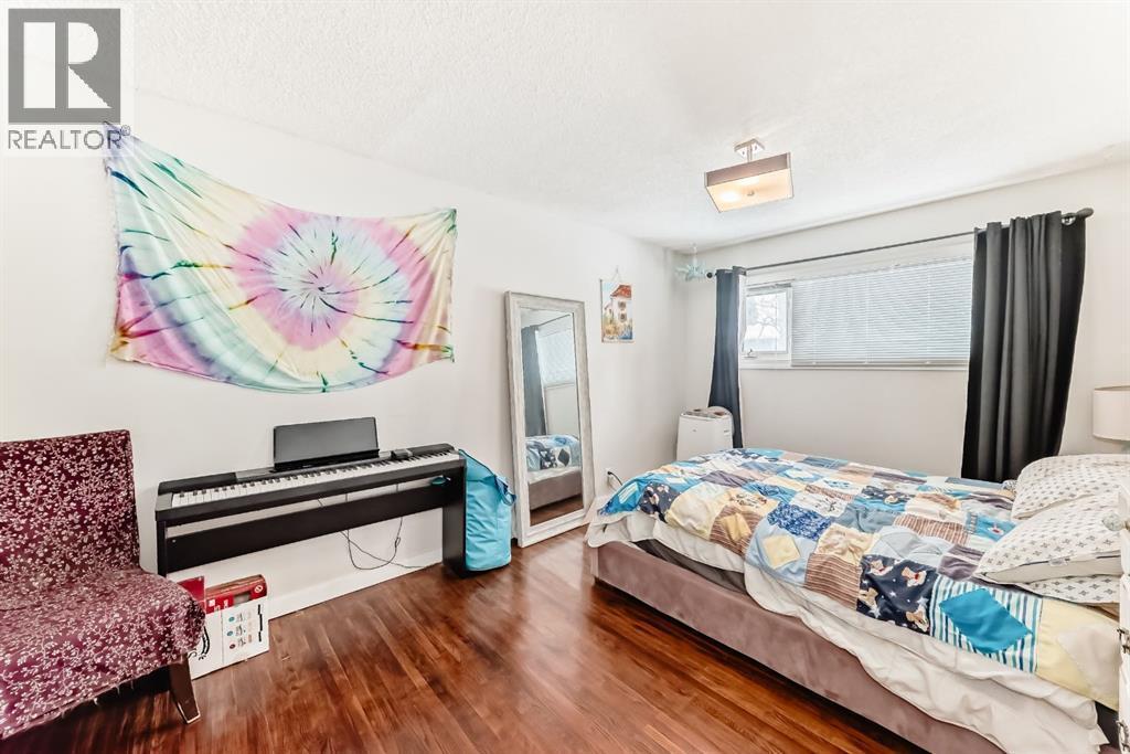 176 Hendon Drive Nw, Calgary, AB - Indoor Photo Showing Bedroom