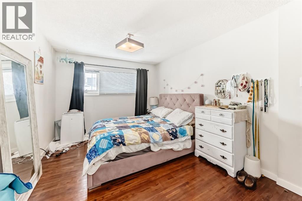 176 Hendon Drive Nw, Calgary, AB - Indoor Photo Showing Bedroom