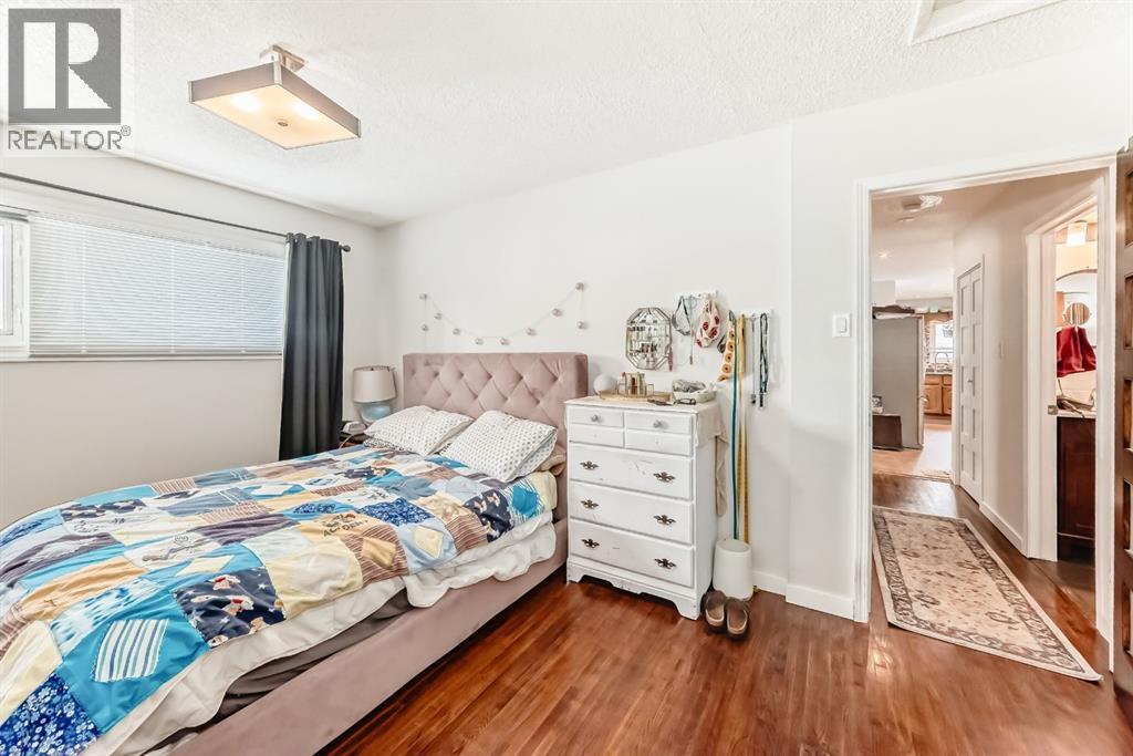 176 Hendon Drive Nw, Calgary, AB - Indoor Photo Showing Bedroom