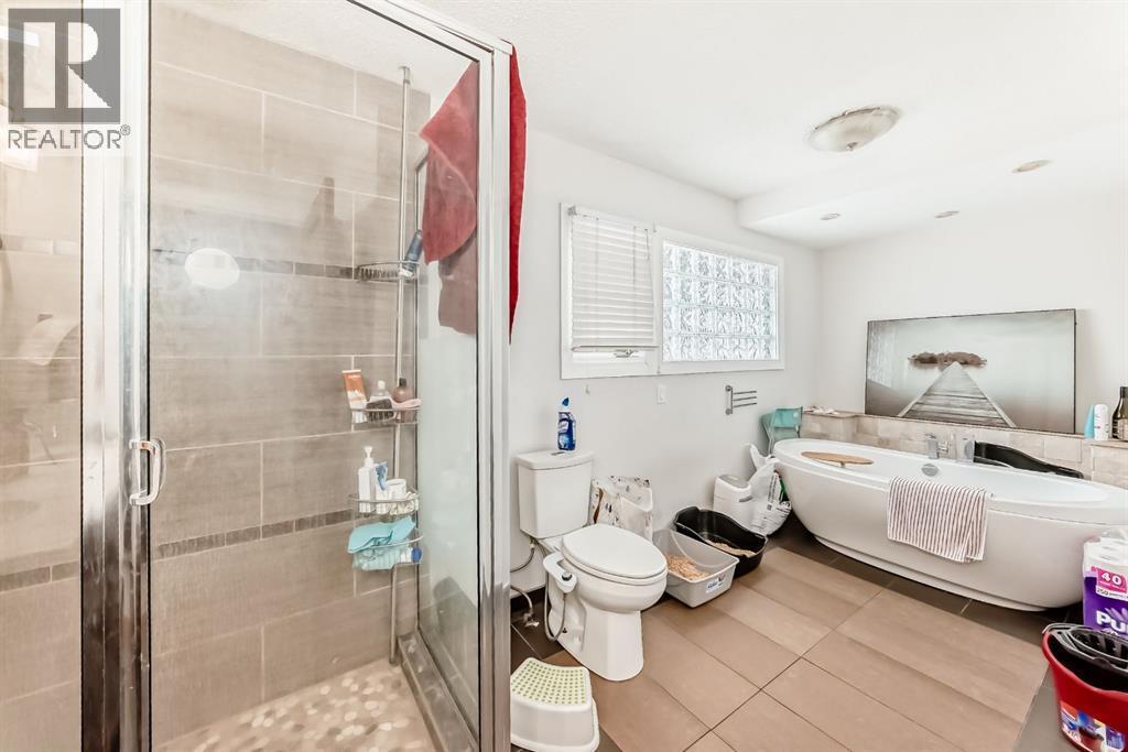 176 Hendon Drive Nw, Calgary, AB - Indoor Photo Showing Bathroom