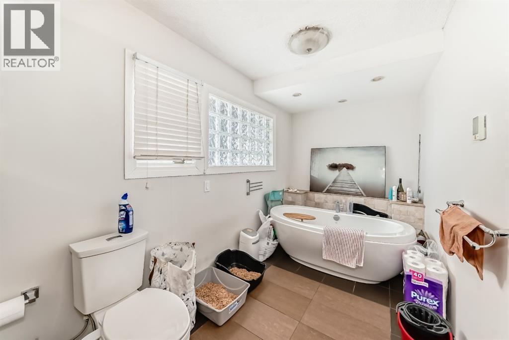 176 Hendon Drive Nw, Calgary, AB - Indoor Photo Showing Bathroom