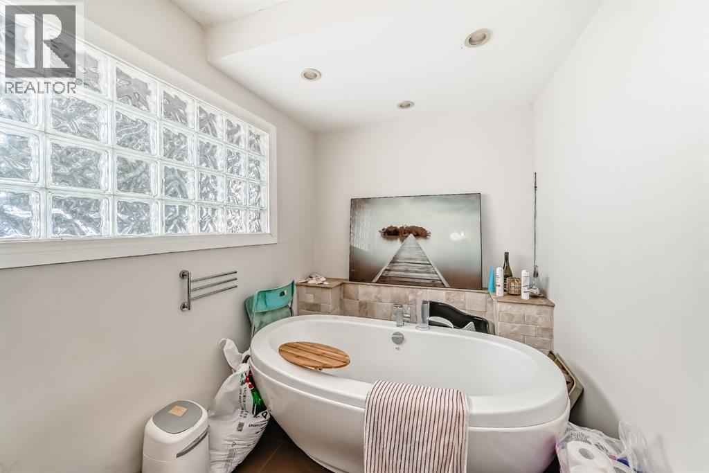176 Hendon Drive Nw, Calgary, AB - Indoor Photo Showing Bathroom