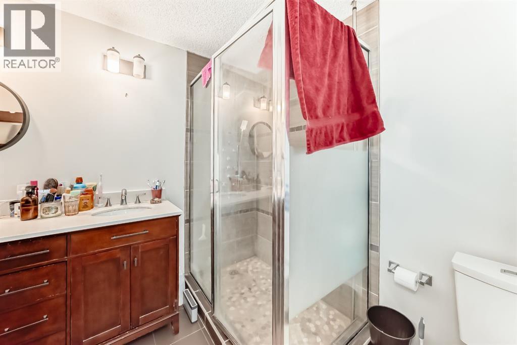 176 Hendon Drive Nw, Calgary, AB - Indoor Photo Showing Bathroom