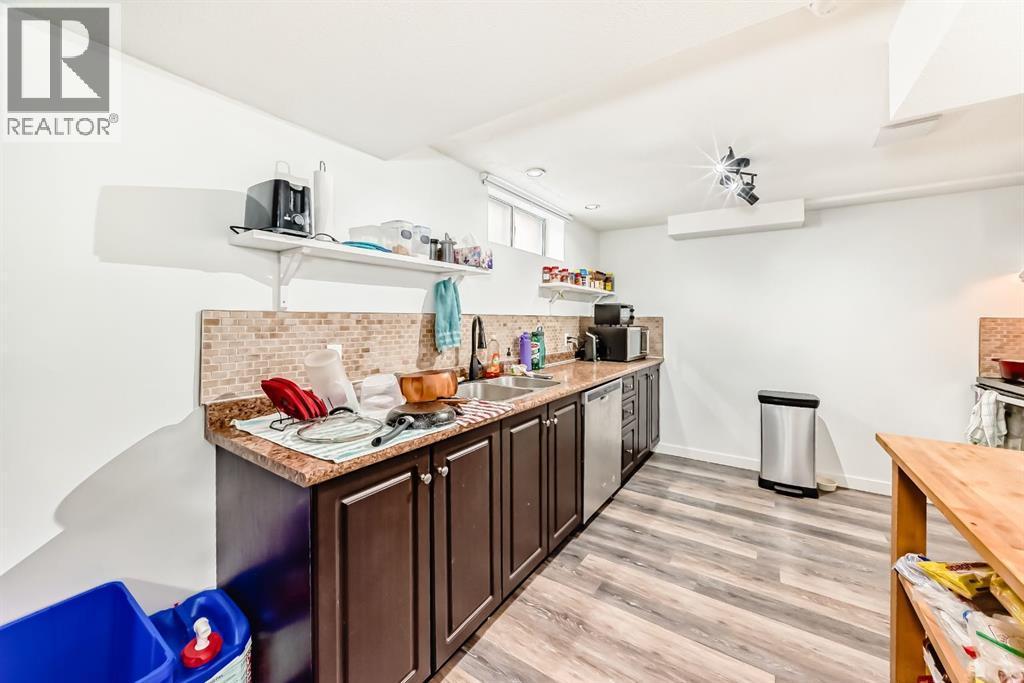 176 Hendon Drive Nw, Calgary, AB - Indoor Photo Showing Kitchen With Double Sink