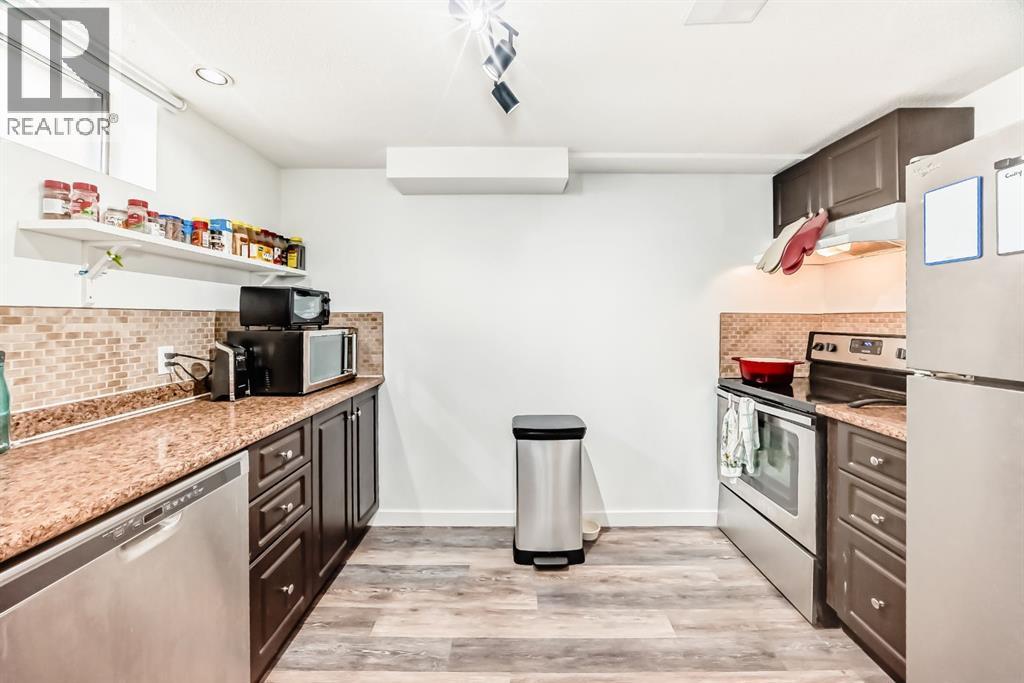 176 Hendon Drive Nw, Calgary, AB - Indoor Photo Showing Kitchen