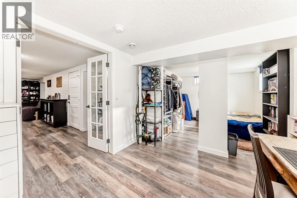 176 Hendon Drive Nw, Calgary, AB - Indoor Photo Showing Other Room