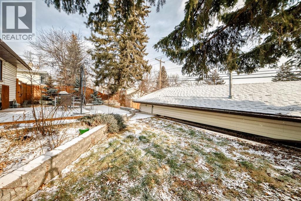 176 Hendon Drive Nw, Calgary, AB - Outdoor