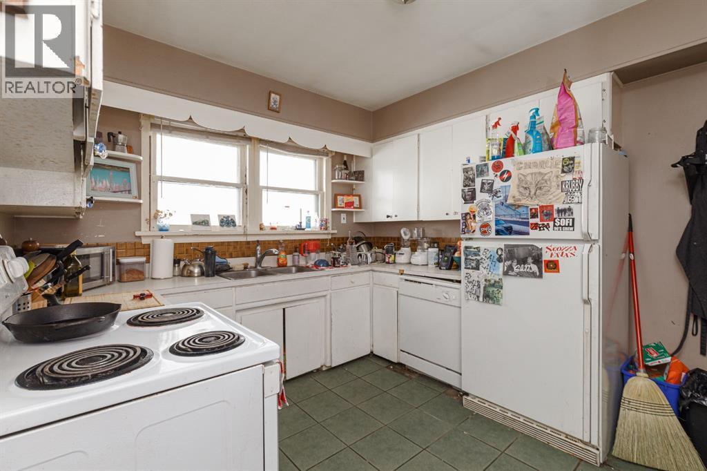 2824 Parkdale Boulevard Nw, Calgary, AB - Indoor Photo Showing Kitchen With Double Sink