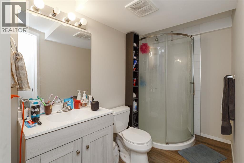 2824 Parkdale Boulevard Nw, Calgary, AB - Indoor Photo Showing Bathroom