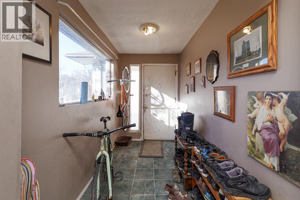 2824 Parkdale Boulevard Nw, Calgary, AB - Indoor Photo Showing Other Room