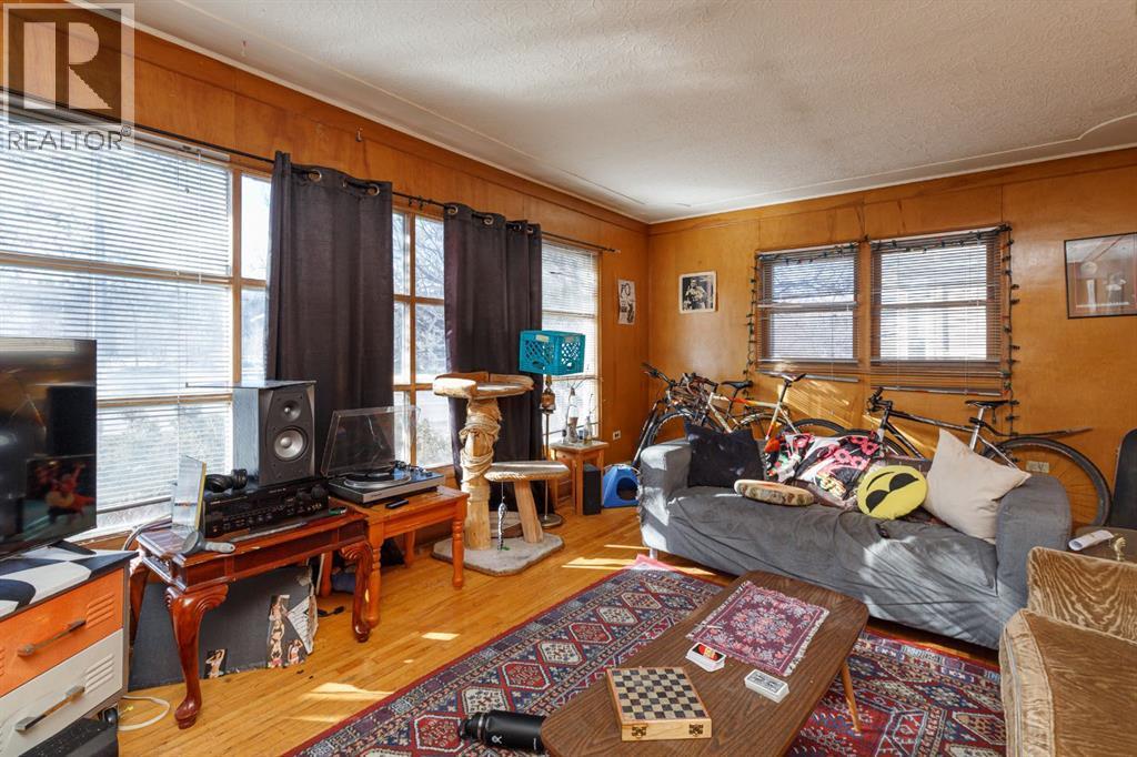 2824 Parkdale Boulevard Nw, Calgary, AB - Indoor Photo Showing Other Room
