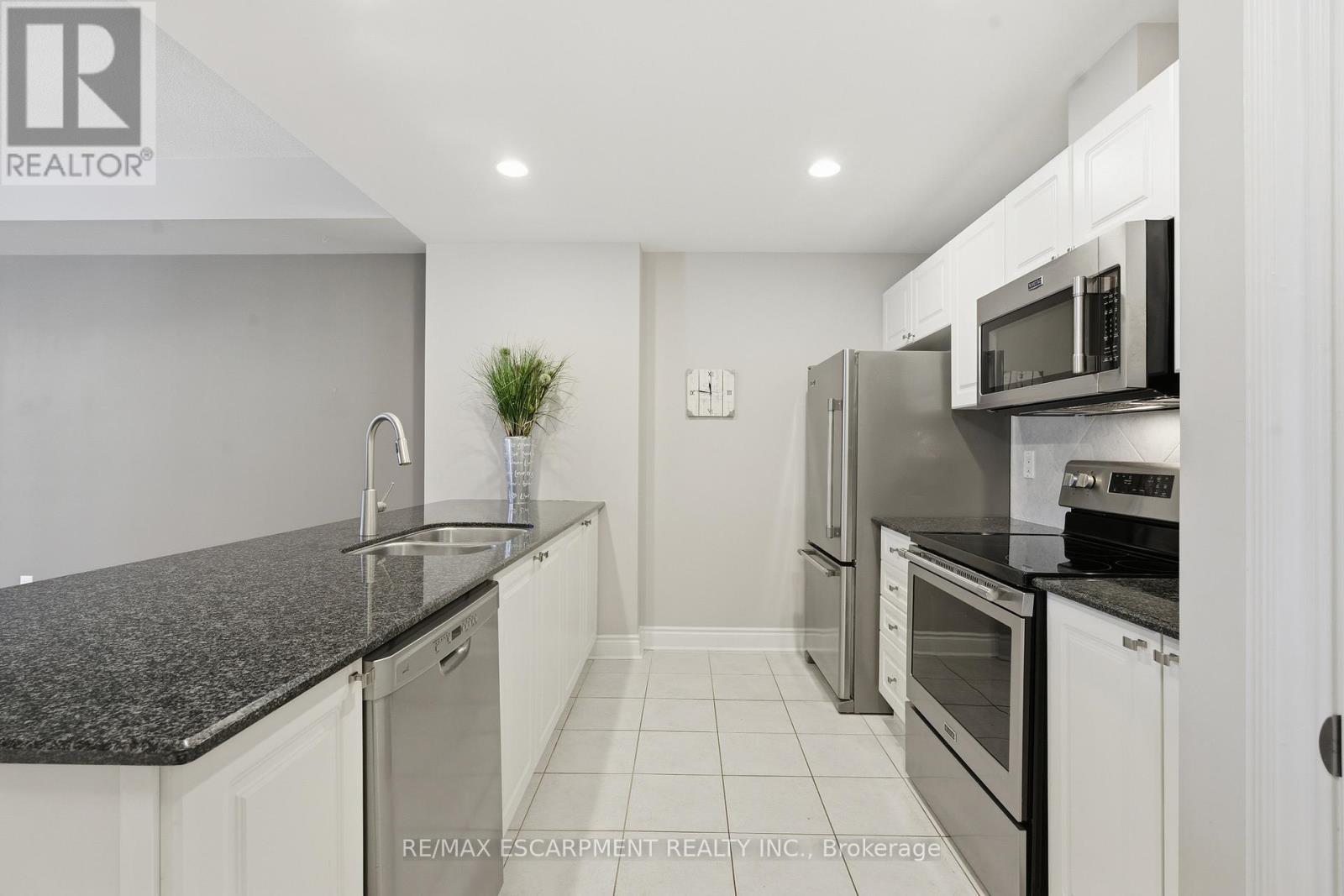 610 - 399 Elizabeth Street, Burlington, ON - Indoor Photo Showing Kitchen With Stainless Steel Kitchen With Double Sink With Upgraded Kitchen