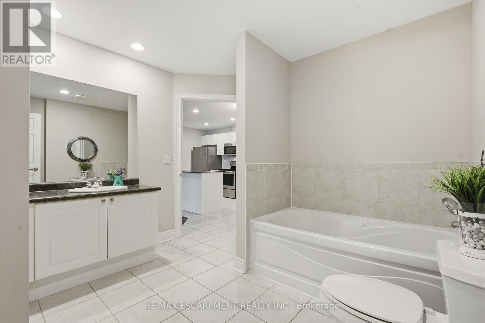 610 - 399 Elizabeth Street, Burlington, ON - Indoor Photo Showing Bathroom