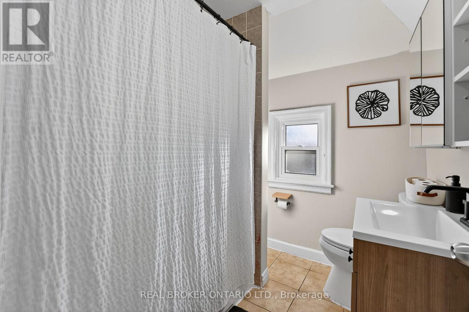 56 Francis Street, Hamilton, ON - Indoor Photo Showing Bathroom