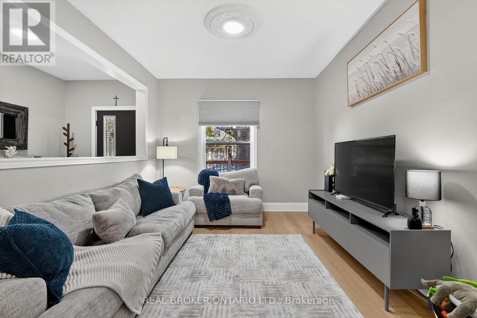 56 Francis Street, Hamilton, ON - Indoor Photo Showing Living Room