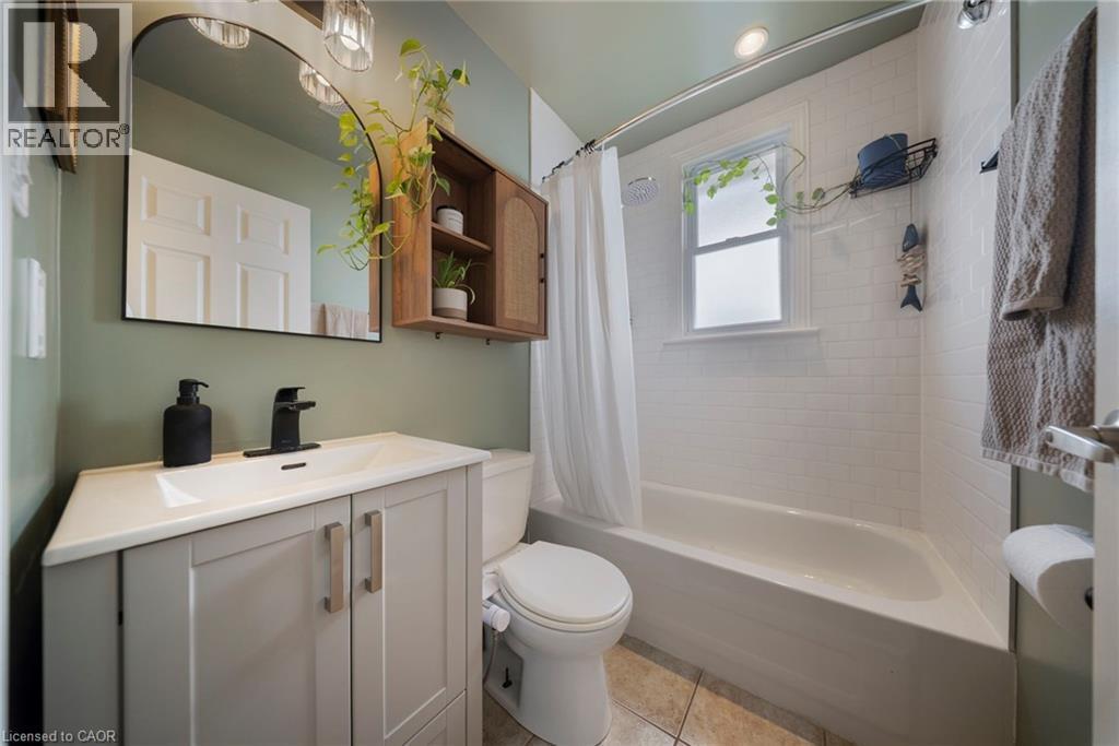 435 Waverly Street, Hamilton, ON - Indoor Photo Showing Bathroom