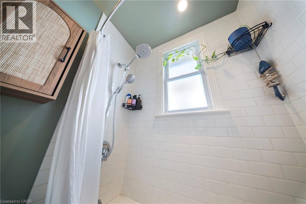 435 Waverly Street, Hamilton, ON - Indoor Photo Showing Bathroom