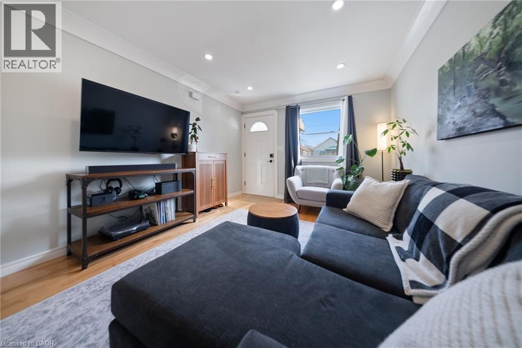 435 Waverly Street, Hamilton, ON - Indoor Photo Showing Living Room