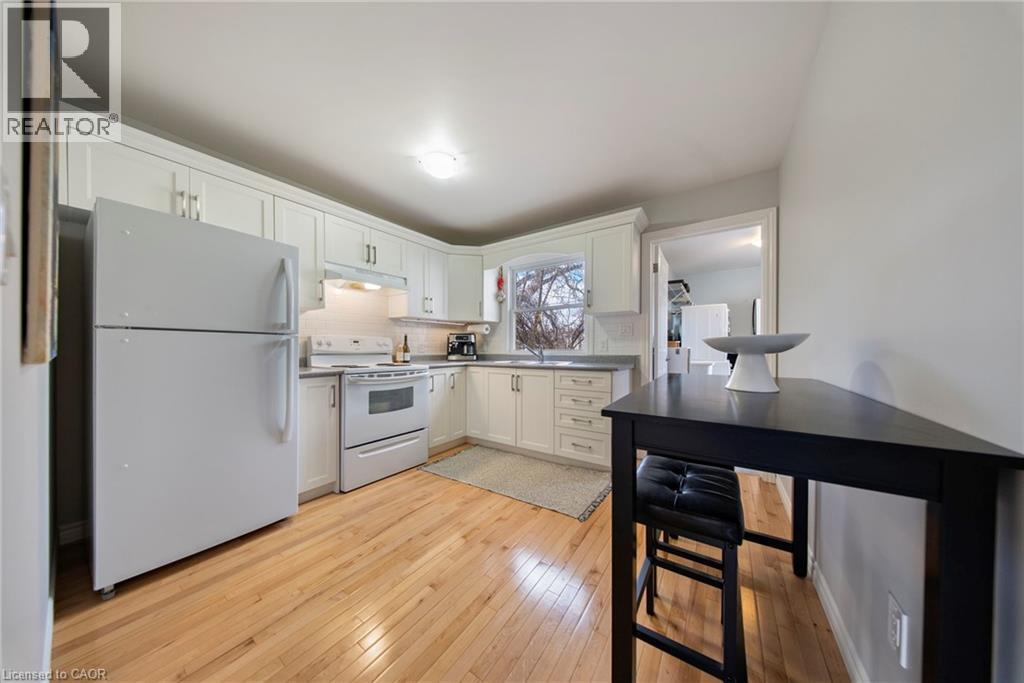 435 Waverly Street, Hamilton, ON - Indoor Photo Showing Kitchen