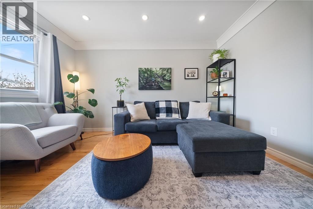 435 Waverly Street, Hamilton, ON - Indoor Photo Showing Living Room