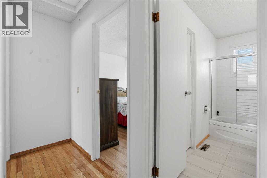 5224 5 Avenue Se, Calgary, AB - Indoor Photo Showing Other Room