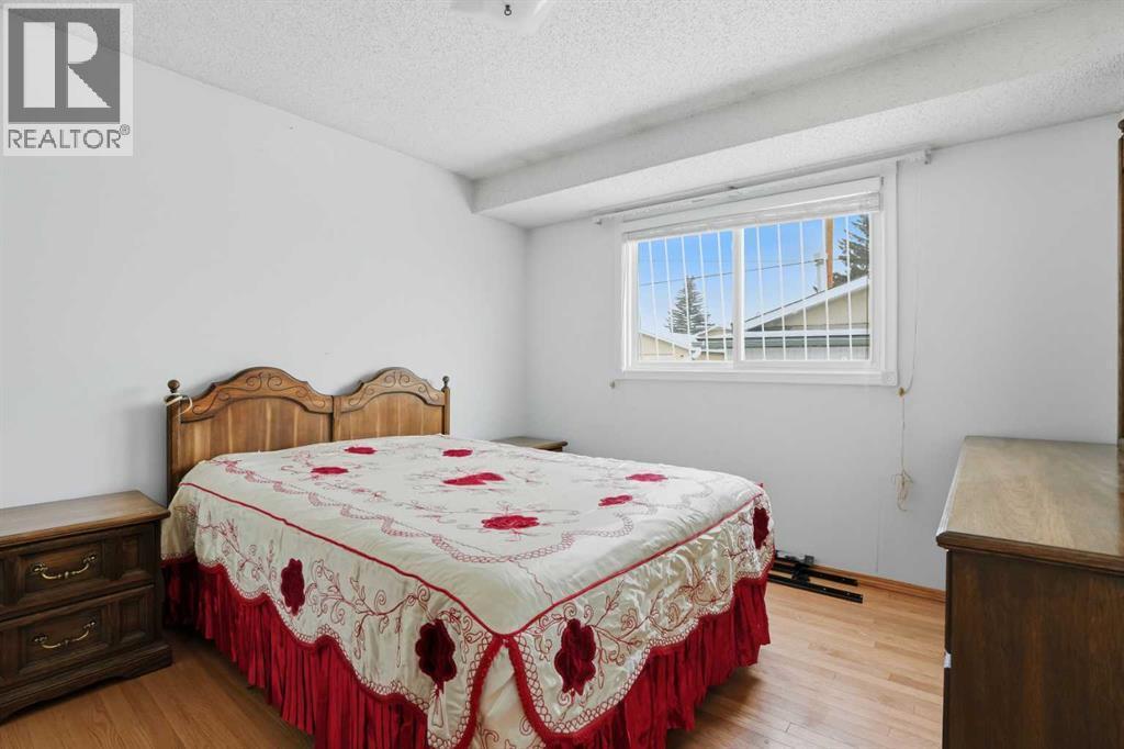 5224 5 Avenue Se, Calgary, AB - Indoor Photo Showing Bedroom